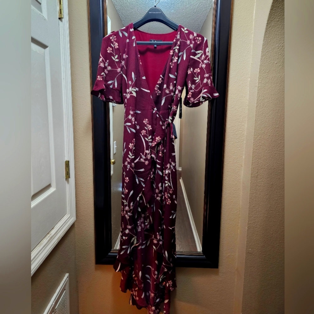 Brand new never worn Maroon Lulus dress, medium
